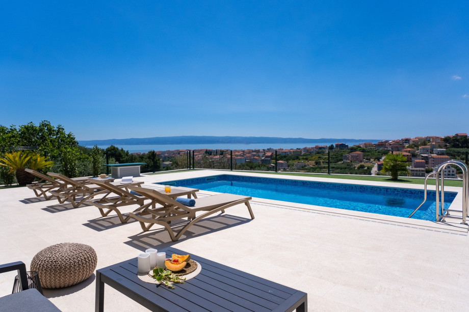 Indulge in 5 Bedrooms, 6 Bathrooms, a Heated 32 sqm Pool, Spa, and Jacuzzi
