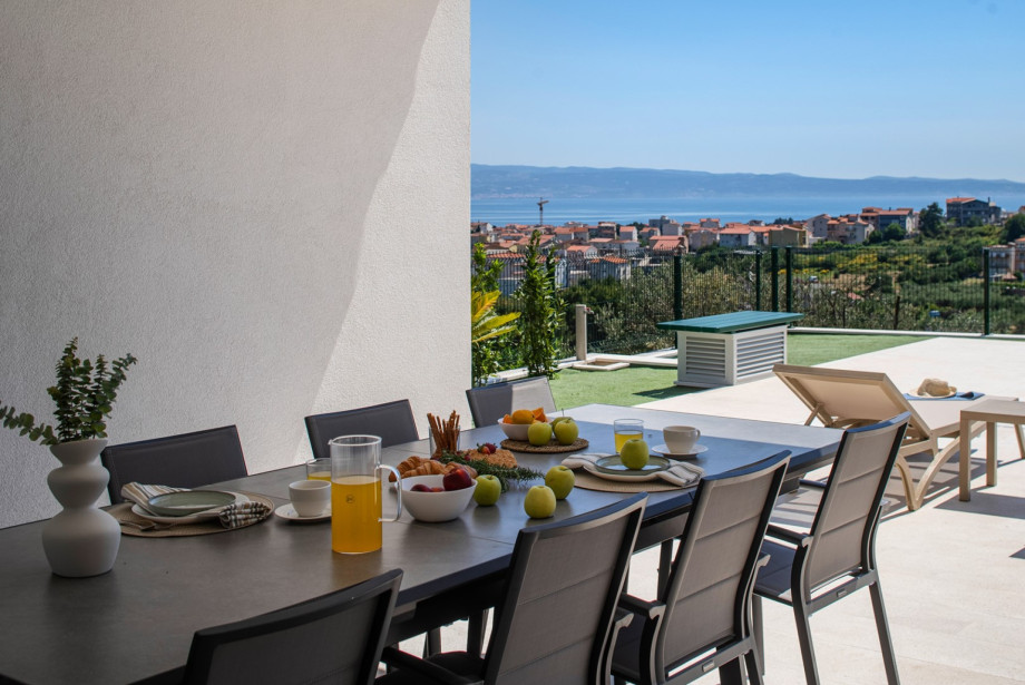 The covered dining area comfortably seats 10 people and is accompanied by a charcoal barbecue