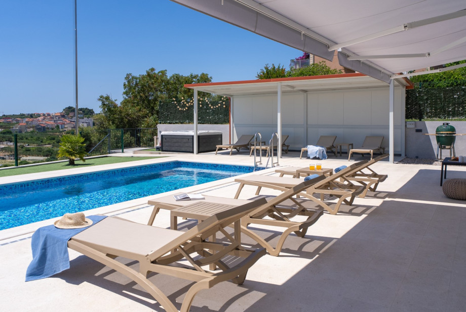 A large sundeck with 8 sun loungers invites you to soak up the stunning views of the Adriatic Sea