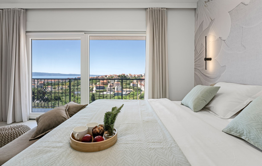 The master bedroom, a spacious 37 sqm suite, features a super king-size bed (200x200 cm)