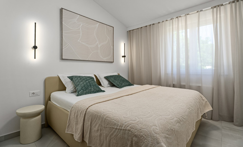 Bedroom No. 3 offers a king-size bed (180x200 cm) and air conditioning