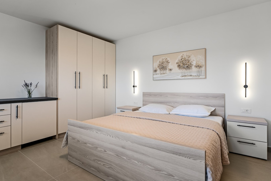Bedroom No. 5, complete with a king-size bed (180x200 cm)