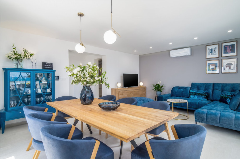 Comfortable sofas with a flat-screen TV, A/C, a dining area for 8 people