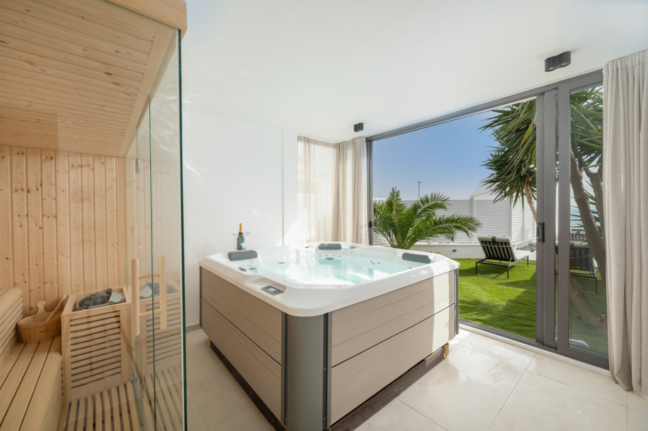 Es gibt auch einen Wellnessbereich (22 m2) auf der Ostseite des Hauses mit Blick auf den Pool und bietet einen Whirlpool, eine finnische Sauna und eine Dusche
