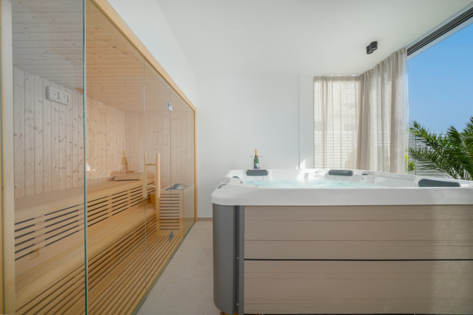 Es gibt auch einen Wellnessbereich (22 m2) auf der Ostseite des Hauses mit Blick auf den Pool und bietet einen Whirlpool, eine finnische Sauna und eine Dusche