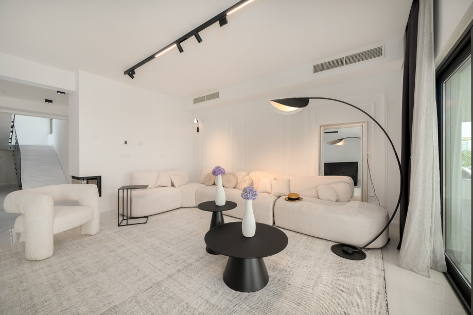 Es gibt auch eine sehr bequeme und elegante Couch, einen Flachbildfernseher