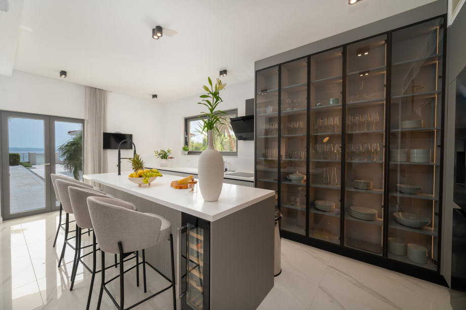 Eine voll ausgestattete Küche (Mikrowelle, Espressomaschine, Weinkühlschrank, Toaster, Wasserkocher...), Kücheninsel usw.