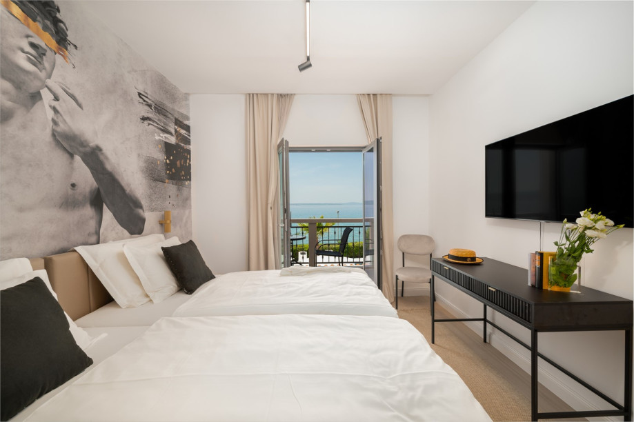 Schlafzimmer Nr. 4 (25,6 m2) mit Super-Kingsize-Bett 200 x 200, Klimaanlage, Fernseher, eigenem Bad mit Dusche, zwei Balkonen und Meerblick