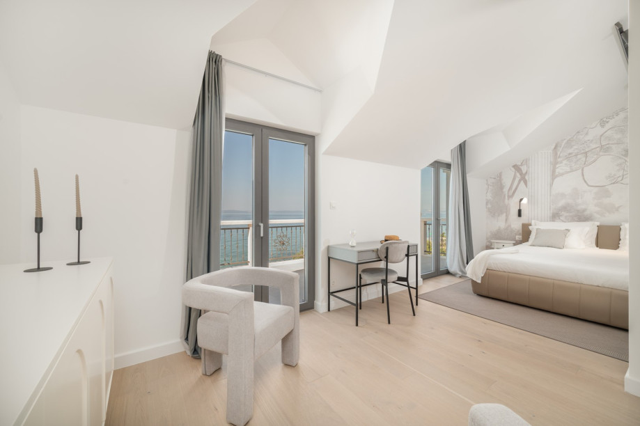 Schlafzimmer Nr. 5 (23,7 m2) mit Super-Kingsize-Bett 200 x 200, Klimaanlage, Fernseher, eigenem Bad mit Dusche, zwei Balkonen und Meerblick