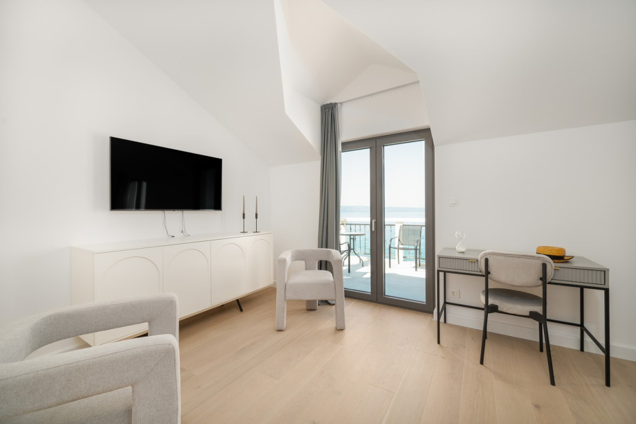 Schlafzimmer Nr. 5 (23,7 m2) mit Super-Kingsize-Bett 200 x 200, Klimaanlage, Fernseher, eigenem Bad mit Dusche, zwei Balkonen und Meerblick