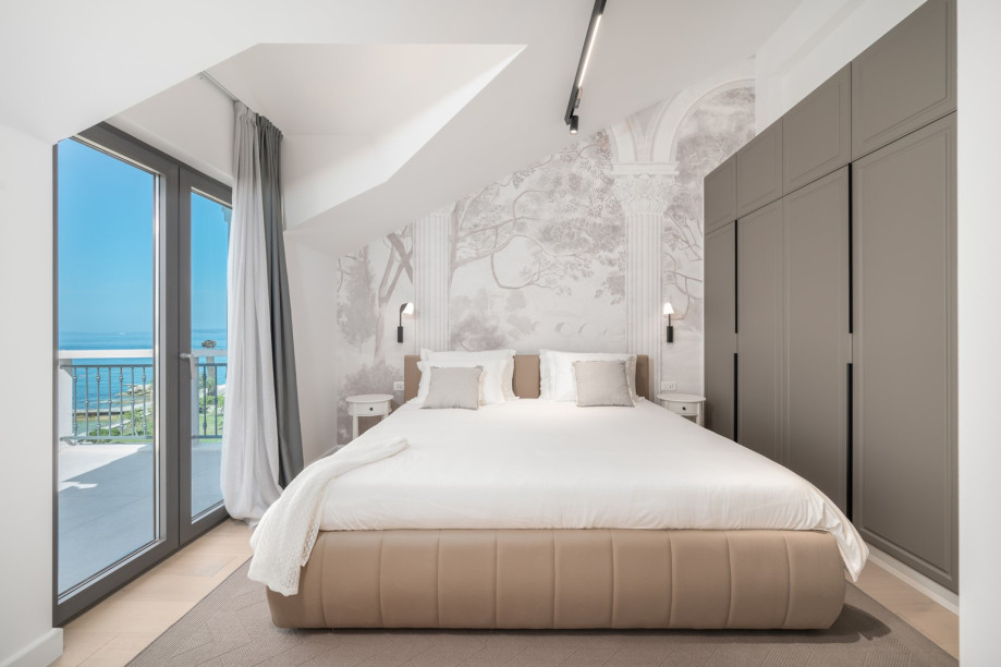 Schlafzimmer Nr. 5 (23,7 m2) mit Super-Kingsize-Bett 200 x 200, Klimaanlage, Fernseher, eigenem Bad mit Dusche, zwei Balkonen und Meerblick