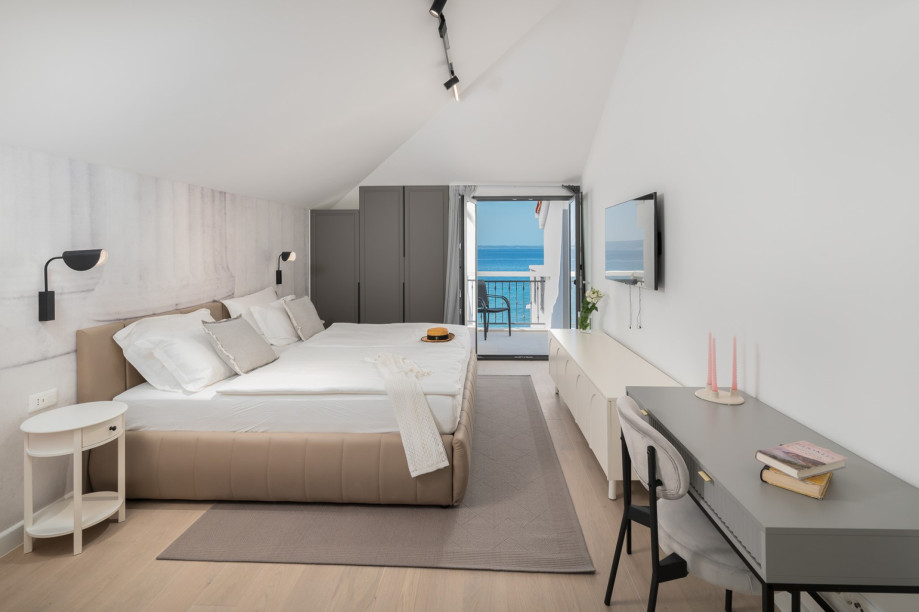 Schlafzimmer Nr. 6 (25 m2) mit Super-Kingsize-Bett 200 x 200, Klimaanlage, Fernseher, eigenem Bad mit Dusche, Terrasse und Meerblick