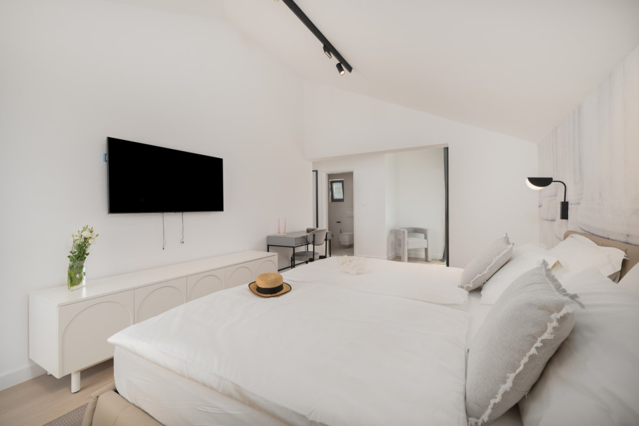Schlafzimmer Nr. 6 (25 m2) mit Super-Kingsize-Bett 200 x 200, Klimaanlage, Fernseher, eigenem Bad mit Dusche, Terrasse und Meerblick