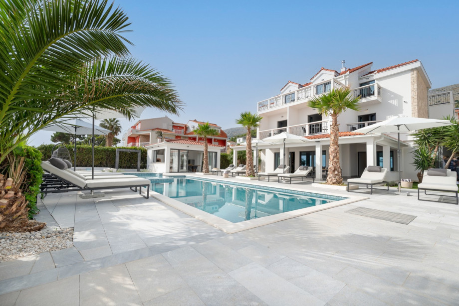Die Villa Providenca liegt direkt am Strand im Dorf Podstrana, zwischen der berühmten Stadt Split (8 km zum Zentrum) und der Kleinstadt Omiš