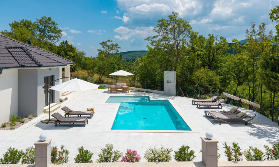 **Villa Angela – Ein modernes Familienrefugium mit privatem beheiztem Pool und Spaß für alle Altersgruppen**
