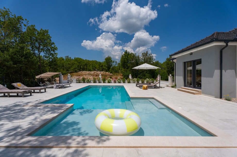 Der Pool ist mit einem Elektrolyse-Filtersystem ausgestattet – schonend für Haut und Augen.
