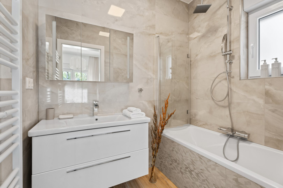 Und ein en-suite Badezimmer mit Badewanne (ohne Toilette).

