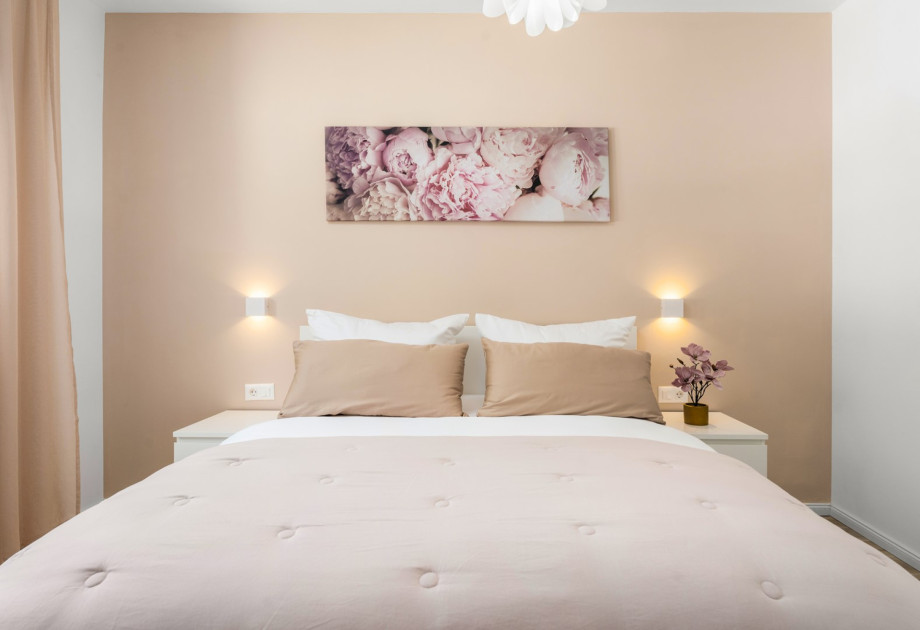 Schlafzimmer 3 (13 m2): Queensize-Bett (160 x 200 cm)
