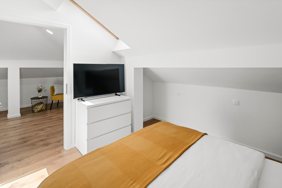 Gemütliches Dachgeschosszimmer mit Doppelbett (140 x 200 cm), TV und Klimaanlage.