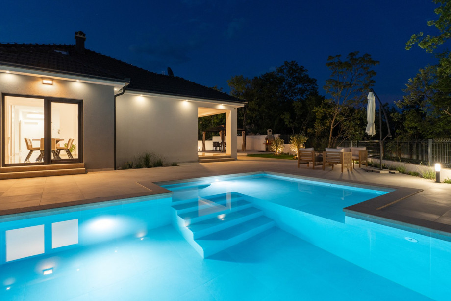 Der Pool ist mit einem Elektrolyse-Filtersystem ausgestattet – schonend für Haut und Augen.
