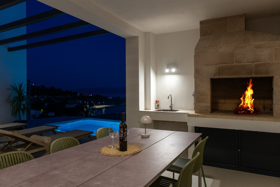 Indulge in al fresco dining with the covered outdoor dining area complete with a barbecue.
