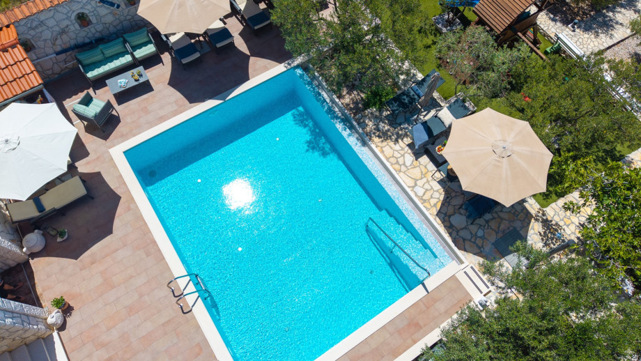 Relax on the spacious sun deck equipped with 14 available lounge chairs.