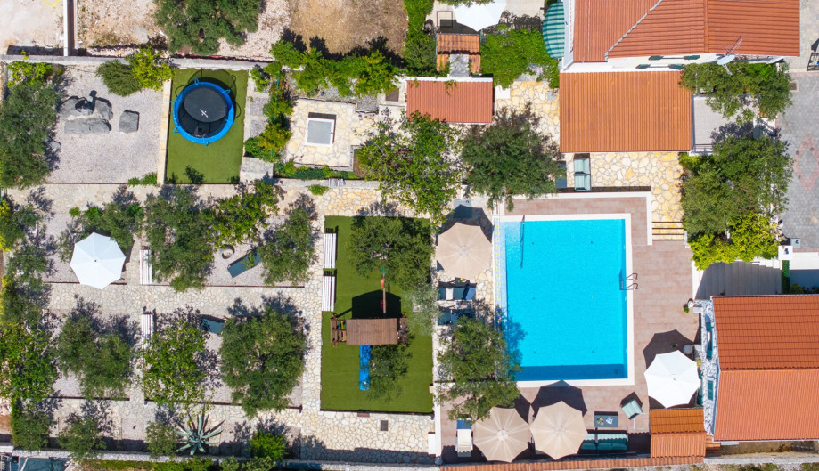 A private 6m x 8m swimming pool located on a 1.500 m2 private plot.