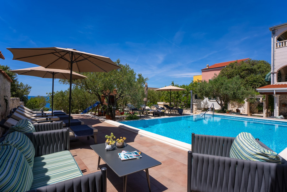A 6m x 8m no-chlorine pool with direct access to the sun deck.