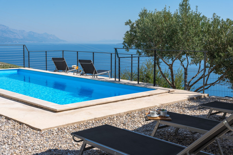 The OUTDOORS offers a private 7,5m x 3m heated swimming pool and a Salt electrolysis water treatment without chlorine, a sun deck area with 8 deck chairs, 2 sunumbrellas, an outdoor shower