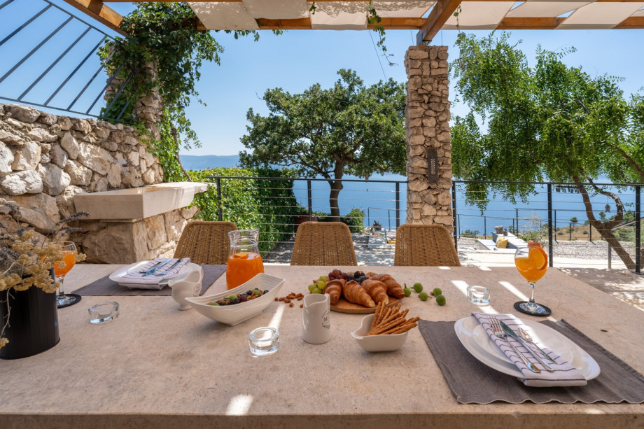 Villa Mountain Lodge is a newly built modern and charming property with stunning sea, island and mountain views