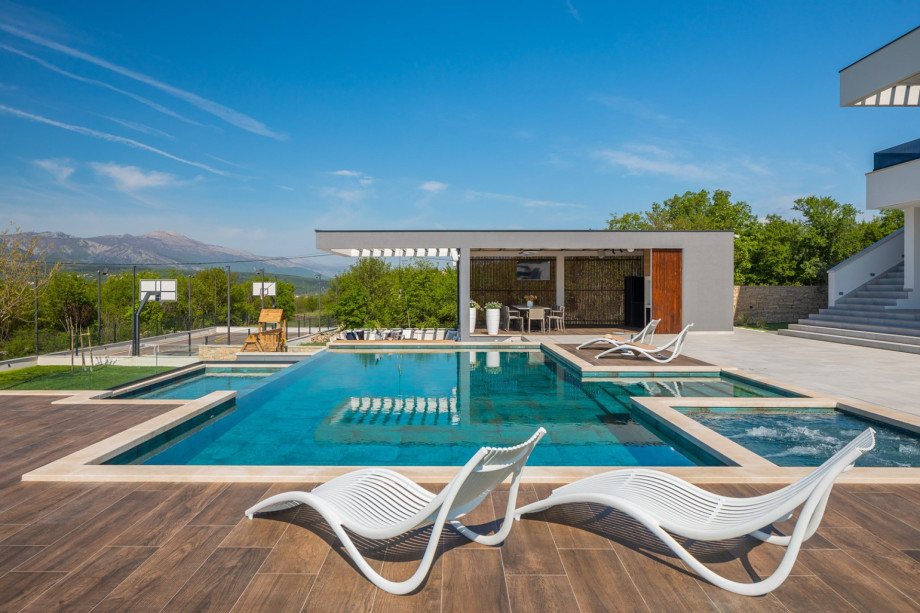 Spacious sun deck area with 12 sun deck chairs