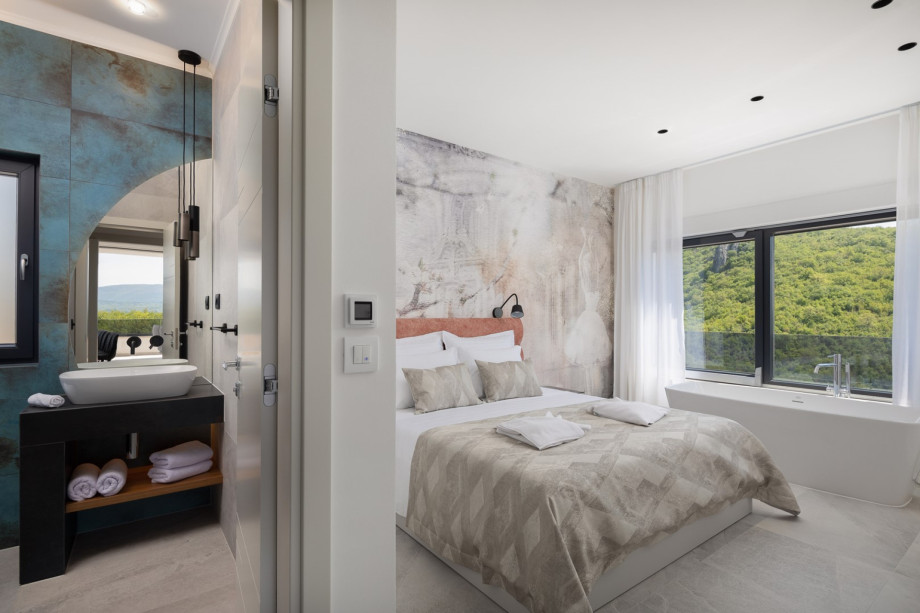 Bedroom No1 (17.5sqm) with king-size bed 180cm x 200cm, A/C, TV, en-suite bathroom (3.5sqm) with shower and a self-standing bathtub in the bedroom