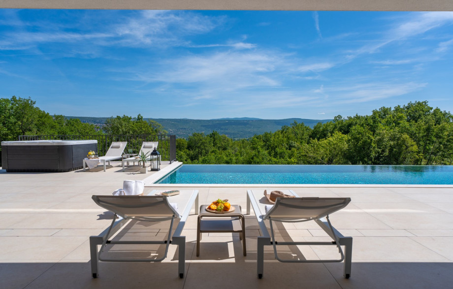 Heated infinity pool, measuring an impressive 11m x 4.5m
