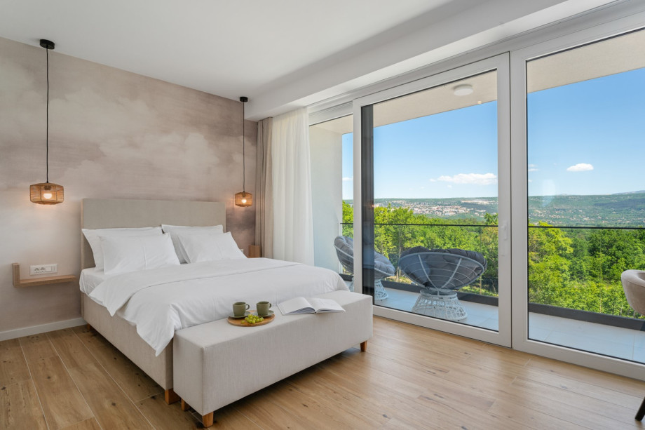 A bedroom No1 (17sqm) with a queen size bed 160cm x 200cm, en-suite bathroom with a shower