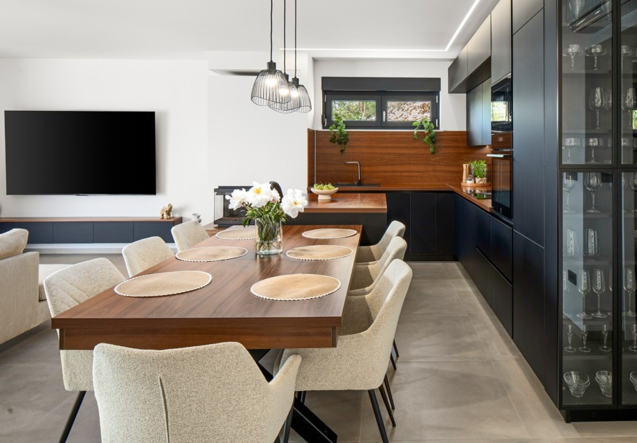 The fully equipped kitchen includes a kitchen island and all necessary amenities for a pleasant stay