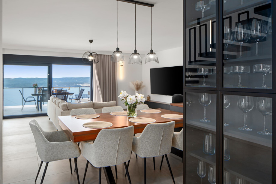 The living room is furnished with a very comfortable sofa and a flat-screen TV with access to Netflix