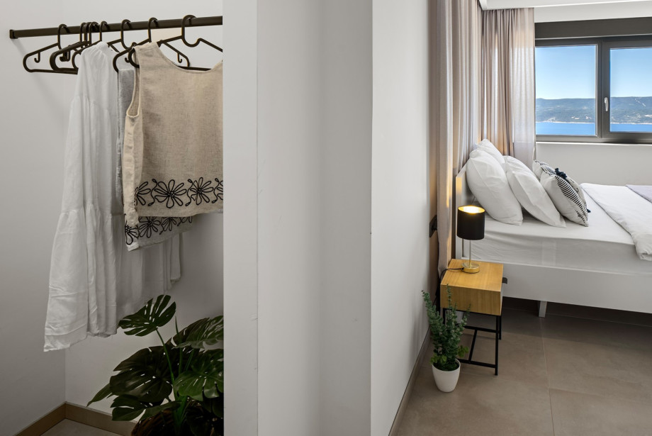 Bedroom No. 1 (18 sqm): Features a king-size bed (180 cm x 200 cm), a TV, A/C, and panoramic sea and island views, along with an en-suite bathroom with a shower.