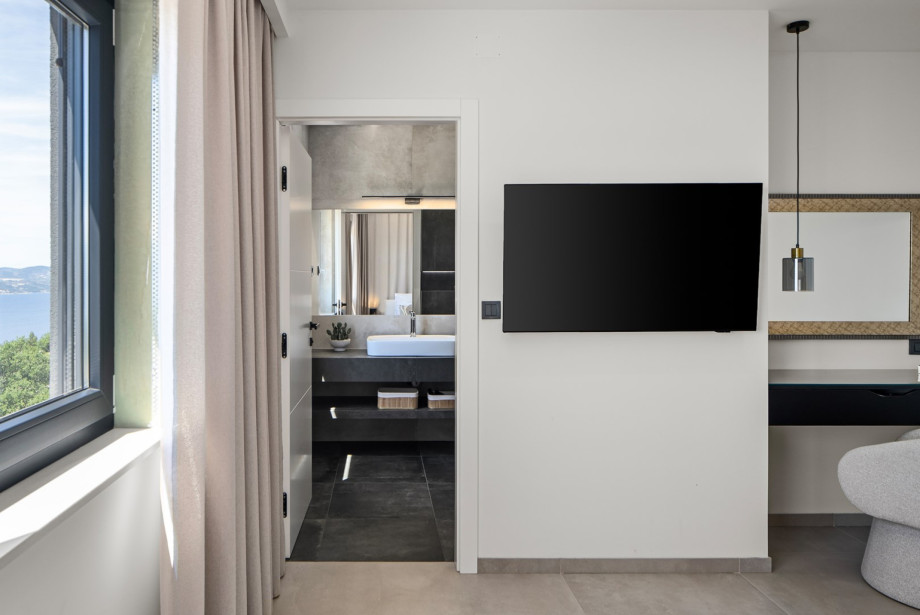 Bedroom No. 1 (18 sqm): Features a king-size bed (180 cm x 200 cm), a TV, A/C, and panoramic sea and island views,.