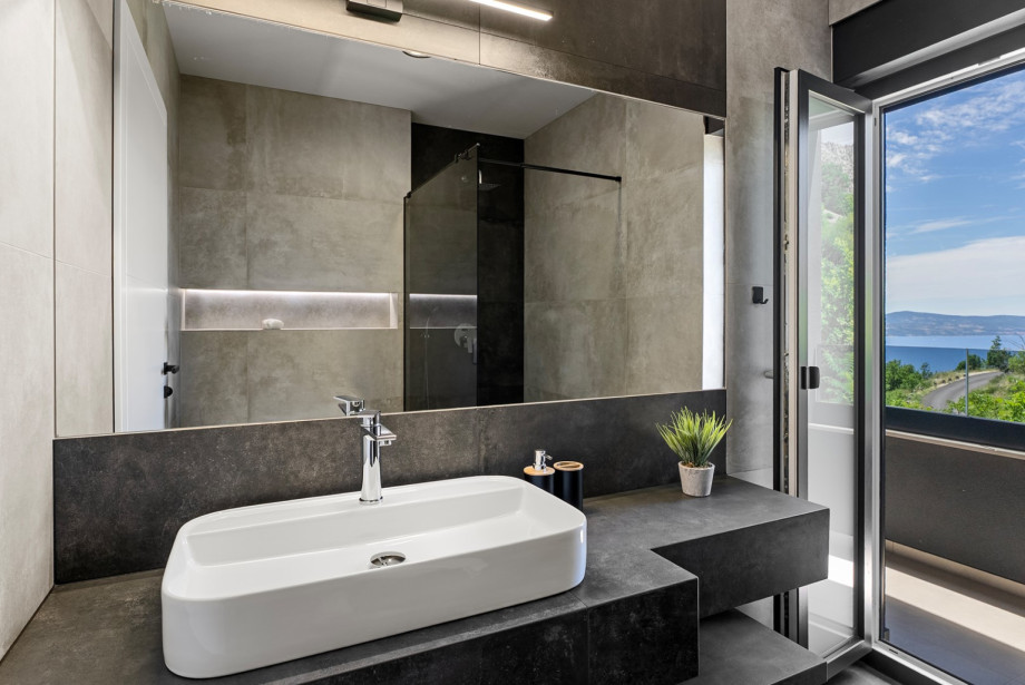 En-suite bathroom for bedroom No.2