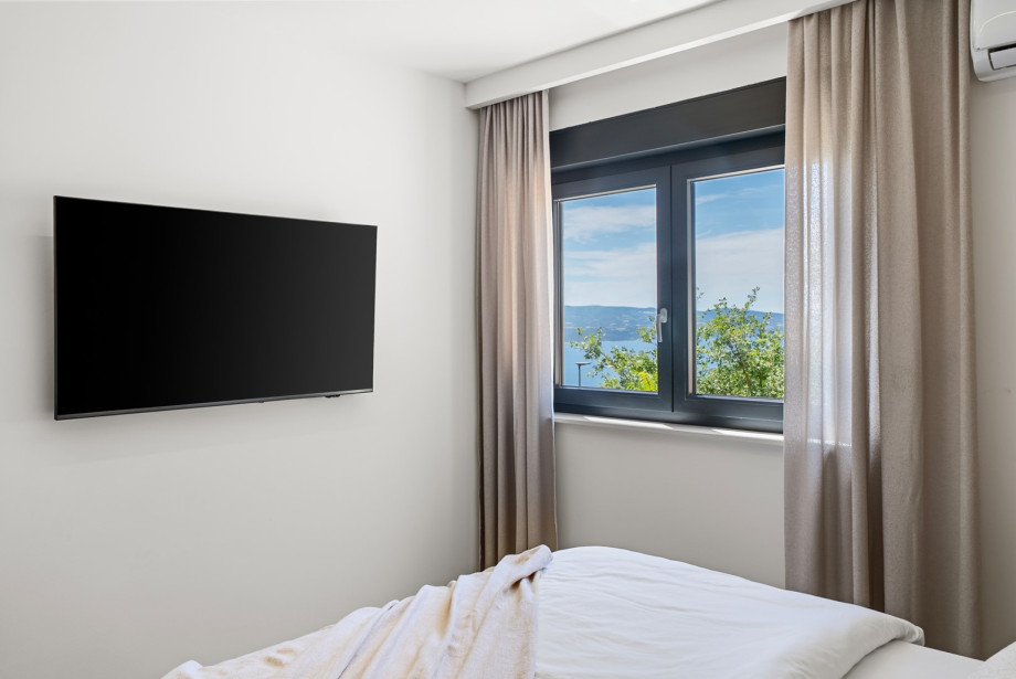 Bedroom No. 3 (15.5 sqm): Offers a king-size bed (180 cm x 200 cm), a TV, A/C