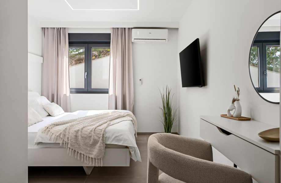 Bedroom No. 4 (13.5 sqm) is located on the ground floor, featuring a king-size bed (180 cm x 200 cm), air conditioning, and a TV
