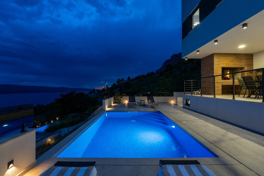 The outdoor space features a private heated swimming pool measuring 5.5m x 3.3m, utilizing salt electrolysis for a chlorine-free experience.