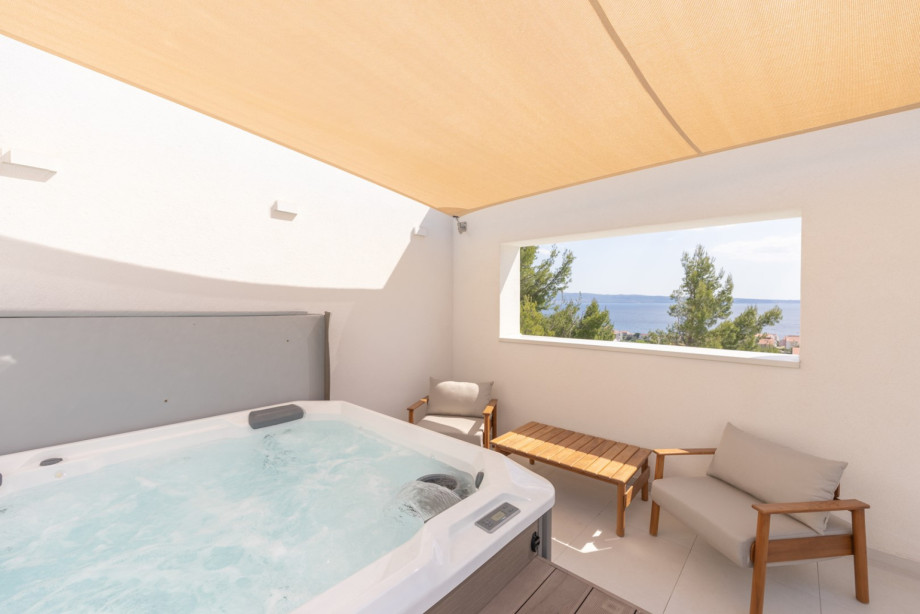 Wellness-Terrasse auf dem Dach mit privatem Whirlpool, schattigem Sitzbereich und freiem Blick auf das Meer, Split und die Inseln