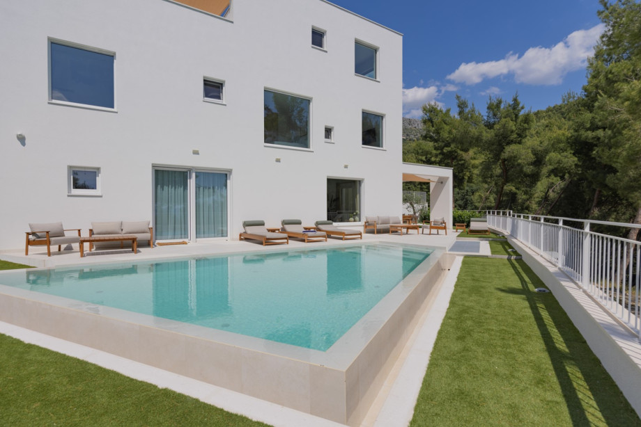 Der Außenbereich ist ein absolutes Highlight und bietet einen privaten, beheizten 36 m2 großen Pool, der sich perfekt für entspanntes Schwimmen unter der Sonne eignet.
