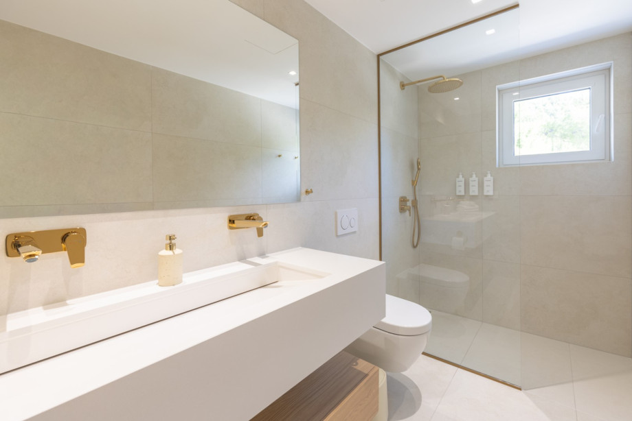 Ein eigenes Badezimmer mit Dusche, Doppelwaschbecken und WC