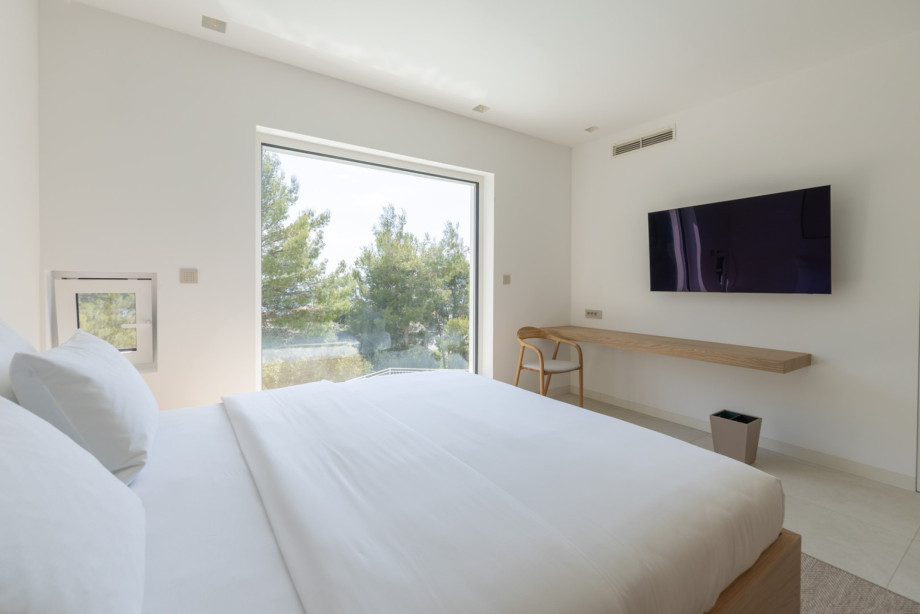 Schlafzimmer Nr. 2 bietet ebenfalls einen Fernseher und eine Klimaanlage.