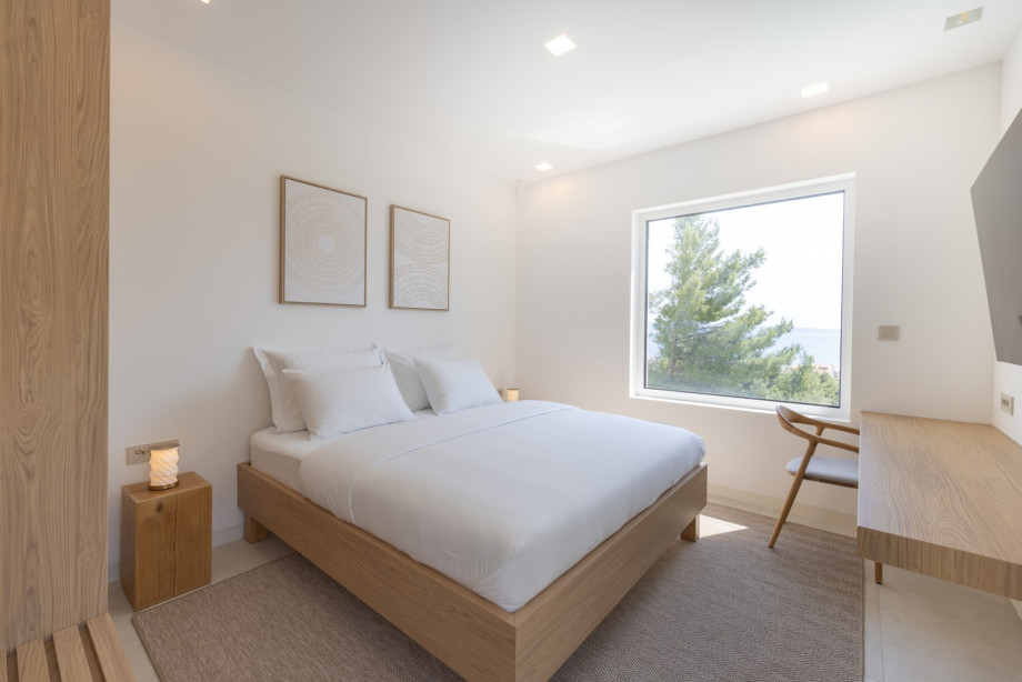 Schlafzimmer Nr. 3 bietet außerdem einen Fernseher und eine Klimaanlage.
