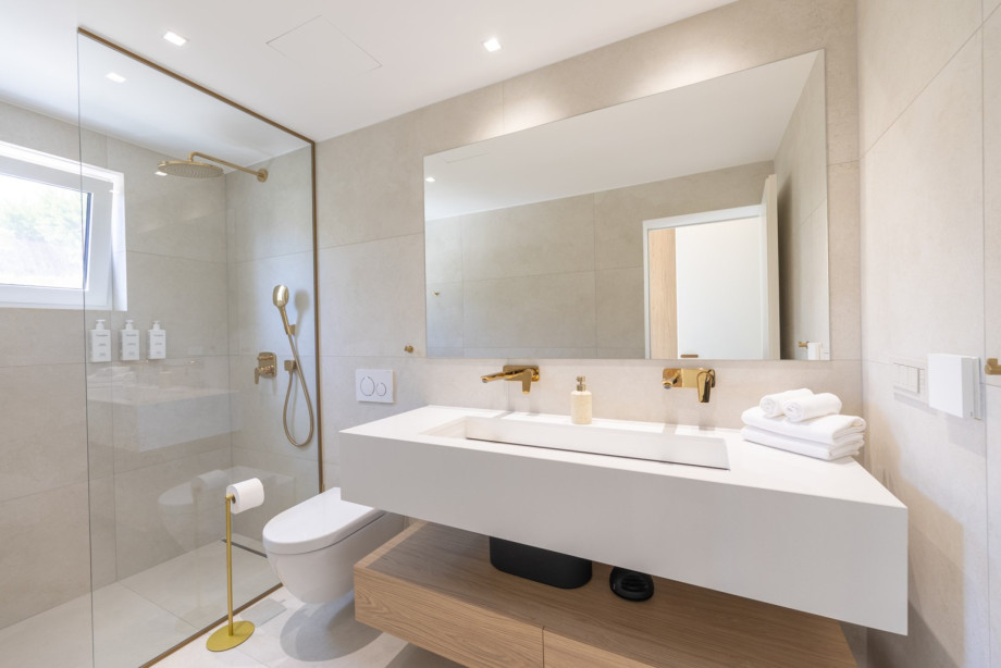 Ein eigenes Badezimmer mit Dusche, Doppelwaschbecken und WC
