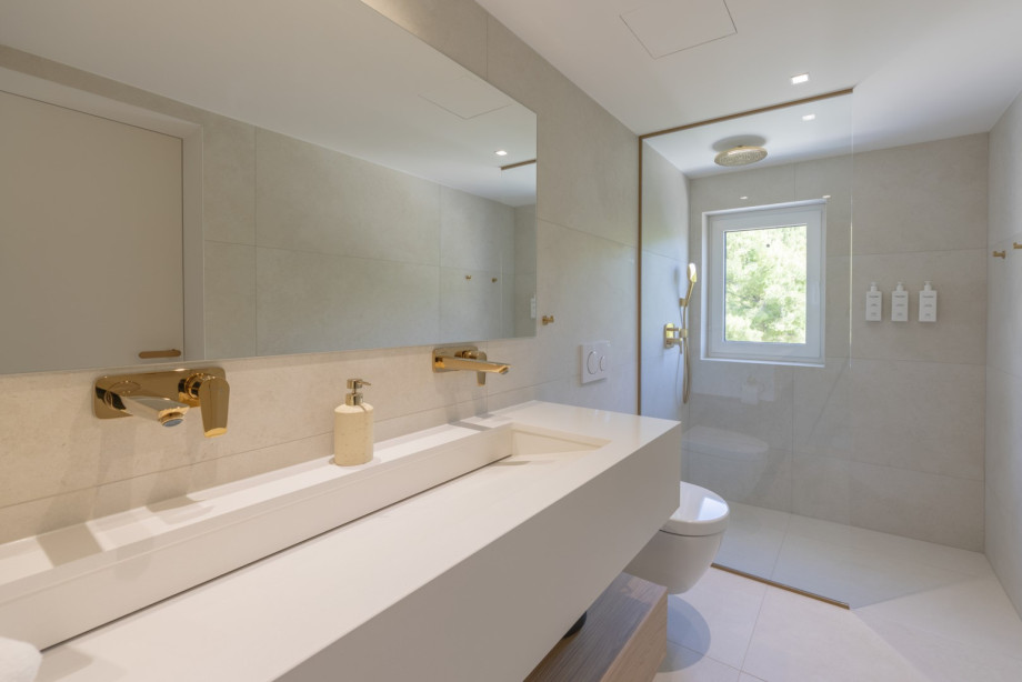 Ein eigenes Badezimmer mit Dusche, Doppelwaschbecken und WC
