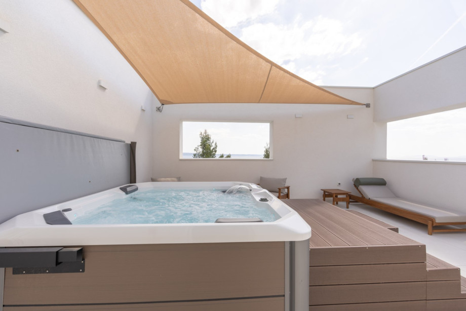 Wellness-Terrasse auf dem Dach mit privatem Whirlpool, schattigem Loungebereich und freiem Blick auf das Meer, Split und die Inseln